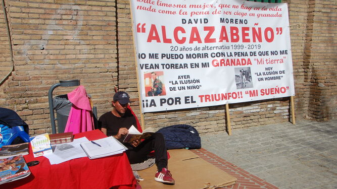 David Moreno 'Alcazabeño' de huelga de hambre en la Plaza de Toros de Granada
