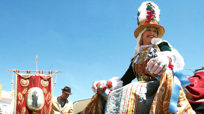 Mujer cerreña vestida de jamuguera durante la romería de San Benito.