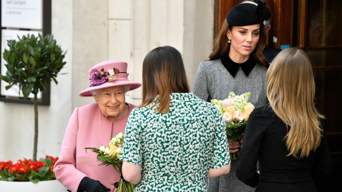 Isabel II y la duquesa de Cambridge, el martes, en el Kings College.