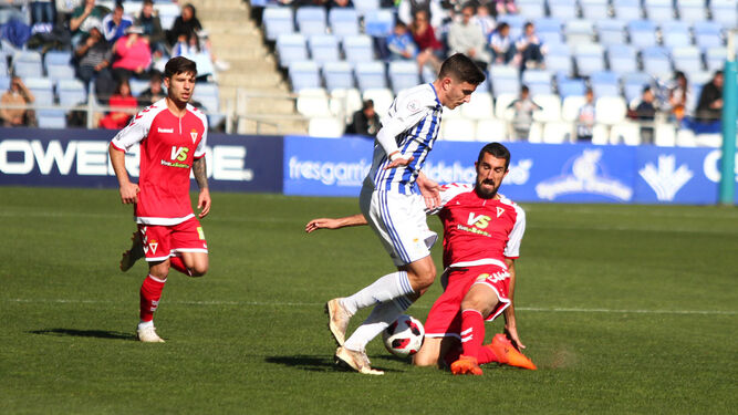 Ródenas se intenta marchar de un jugador del Real Murcia durante el choque disputado en el Nuevo Colombino.