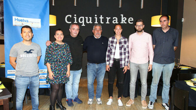 Los integrantes e invitados de la Tertulia Deportiva de ‘Huelva Información’, junto a Carlos Ramírez, en el Gastrobar Ciquitrake.