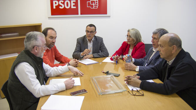 Reunión de los miembros de la Plataforma por el Túnel de San Silvestre con el PSOE.