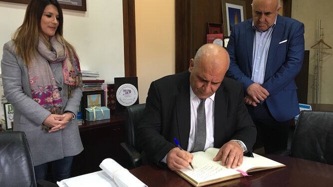 El representante de la autoridad palestina firma en el libro de honor.