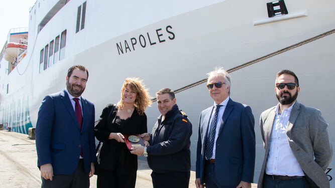 Pilar Miranda, presidenta del Puerto, entrega una metopa conmemorativa al capitán del Nápoles.