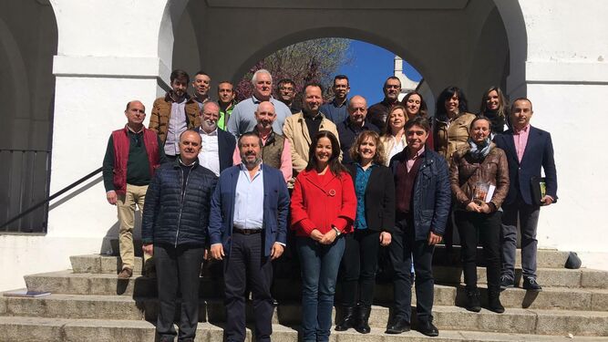 Reunión entre la delegada territorial de Turismo y representantes del sector turístico de la Sierra de Aracena y Picos de Aroche.