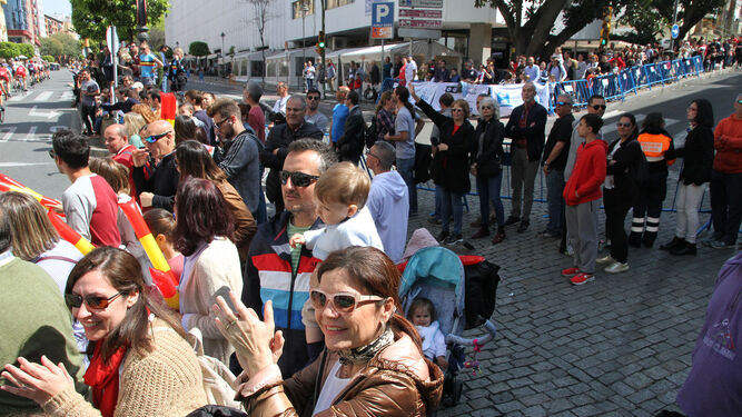 Aficionados onubenses animan a los triatletas en Huelva capital.
