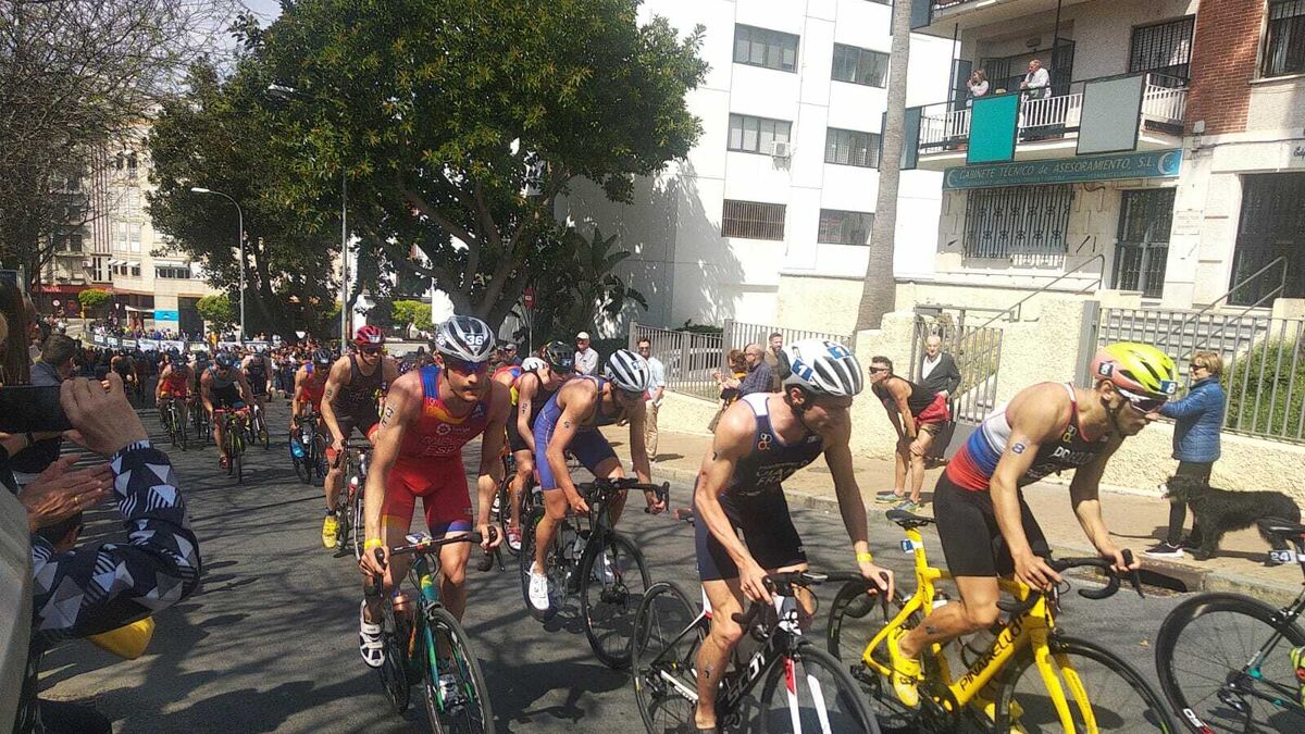 Algunos triatletas durante el segmento de ciclismo por las calles de Huelva.