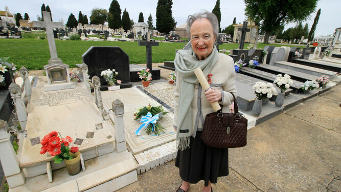 Isabel Naylor frente a la tumba de William Martin.