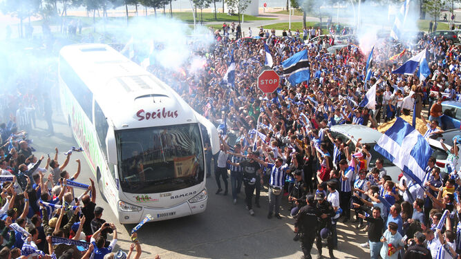 Espectacular recibimiento al autocar del Recre antes del partido frente al San Fernando.