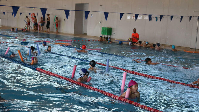 Los escolares de Cartaya disfrutan de un día de piscina con distintos juegos.