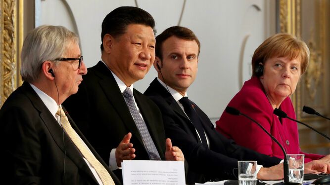 Los mandatarios europeos Jean-Claude Juncker, Emmanuelle Macron y Angela Merkel, junto al presidente de China, Xi Jinping.