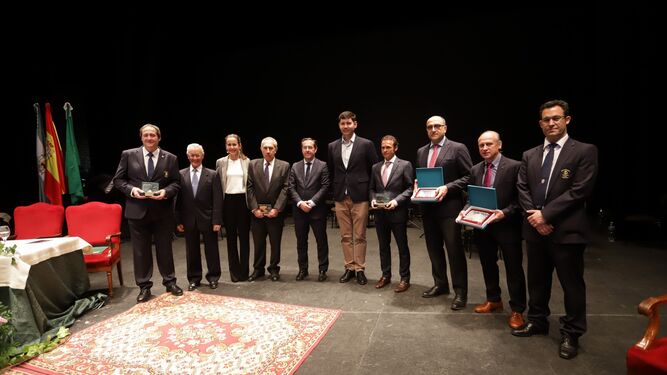 Foto de familia con todos los premiados y autoridades asistentes a ese importante acto que en torno al toreo acogió en Valverde del Camino el Teatro Puerta del Andévalo.