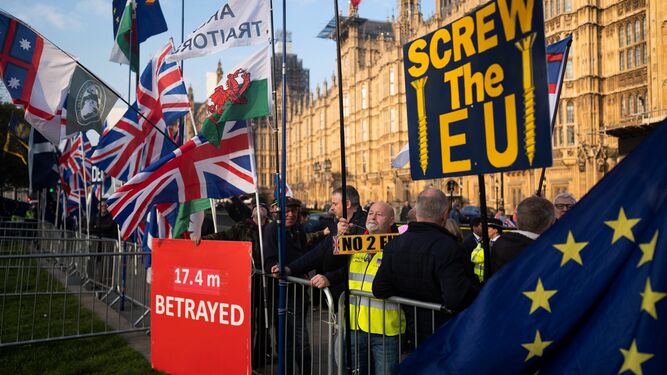 Protesta de británicos favorables al 'Brexit' en la puerta del Parlamento.