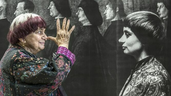 Agnès Varda se burla de su autorretrato de juventud.