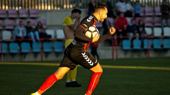 Aitor Brioso celebra un gol cartayero esta temporada.