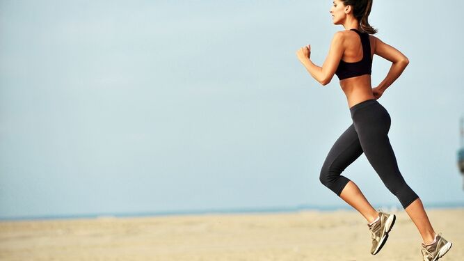 Una manera de mantenerse en mejor forma es realizando ejercicio físico moderado de manera regular.