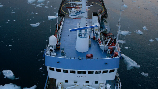 Barco de investigación del Instituto Polar Noruego en la isla de Svalbard, Noruega.