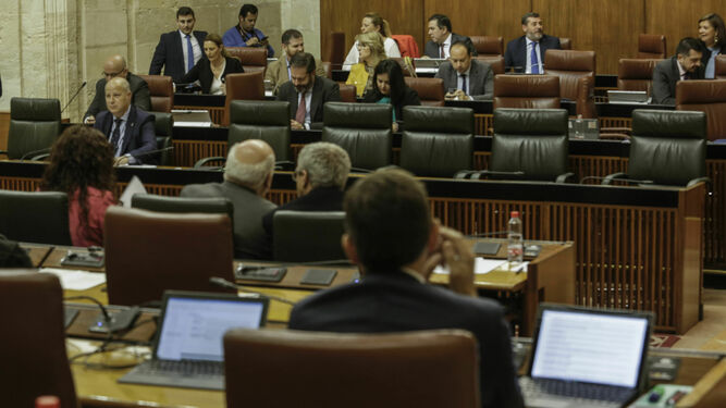 Las bancada del Gobierno, con los puestos de Juanma Moreno, Elías Bendodo y Juan Marín vacíos.