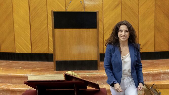 La consejera Rocío Ruiz, ayer, en el Parlamento de Andalucía.