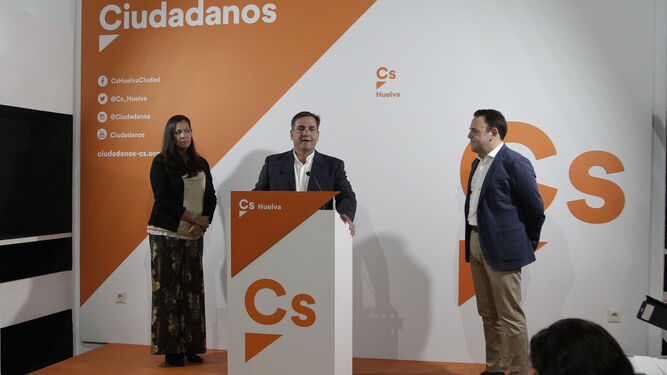 Nestor Santos presenta su candidatura escoltado por María Martín y Carlos Hermoso.