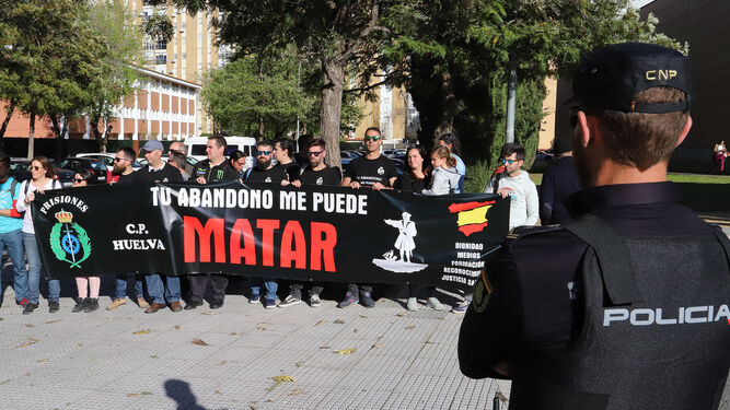 Protesta de funcionarios onubenses de la asociación en La Orden, durante la visita del miércoles pasado del presidente del Gobierno, Pedro Sánchez.