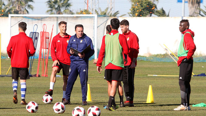 Salmerón da indicaciones a sus futbolistas durante un entrenamiento.