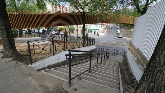 Pasarela de la avenida Santa Marta junto a tramos de escaleras.