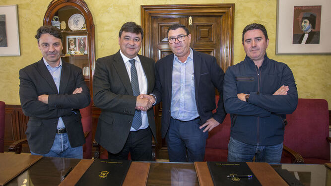 El alcalde de Huelva y el presidente de los comerciantes se dan la mano tras la firma del convenio