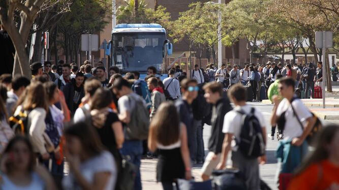Miles de jóvenes lusos llegaron en autobuses a Punta Umbría.