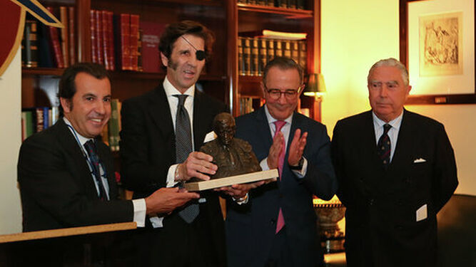 Padilla recibe el Trofeo Memorial Manolo Vázquez en el 'El Aero'