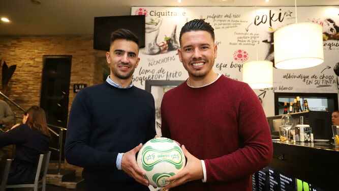 Pablo López y Joaquín Rasco posan con un balón en el gastrobar Ciquitrake.
