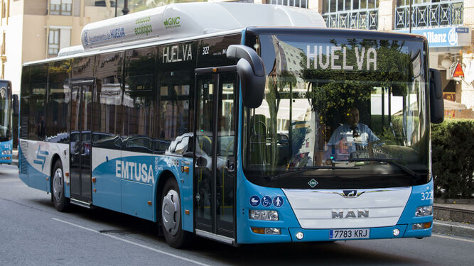 Un autobús de Emtusa a su paso por Pablo Rada.