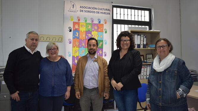 Los dirigentes de Adelante Huelva posan con miembros de la asociación.