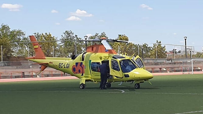 Momento del traslado del herido en un helicóptero medicalizado hasta el Virgen del Rocío de Sevilla.