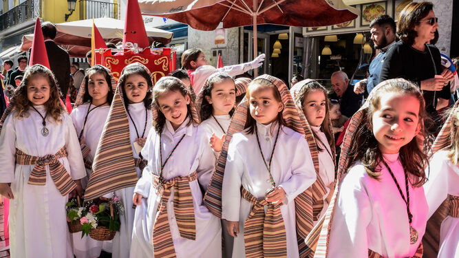 Un grupo de niñas en el desfile cofrade.