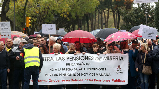 Manifestación de jubilados en Huelva el año pasado para pedir la revalorización de sus pensiones.