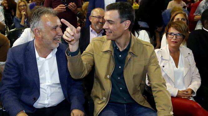 Pedro Sánchez bromea con el secretario general del PSOE en Canarias, Angel Víctor Torres, ayer en Las Palmas.