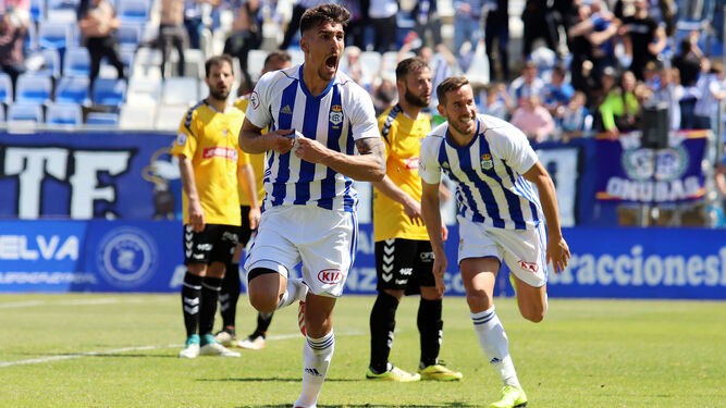 Diego Jiménez celebra su gol de ayer ante el Talavera.