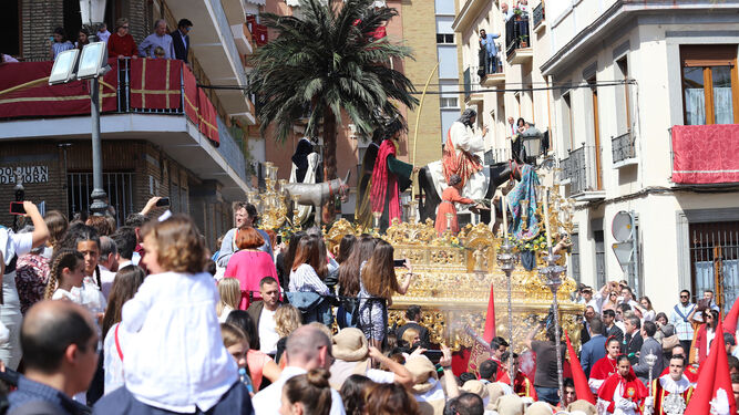 Im&aacute;genes del recorrido de la Borriquita  por las calles de Huelva