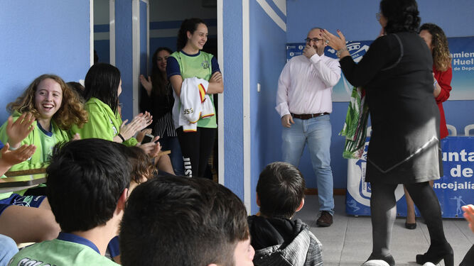 Alba Vázquez durante el homenaje que le tributó en Huelva su club, el Colombino de Natación.