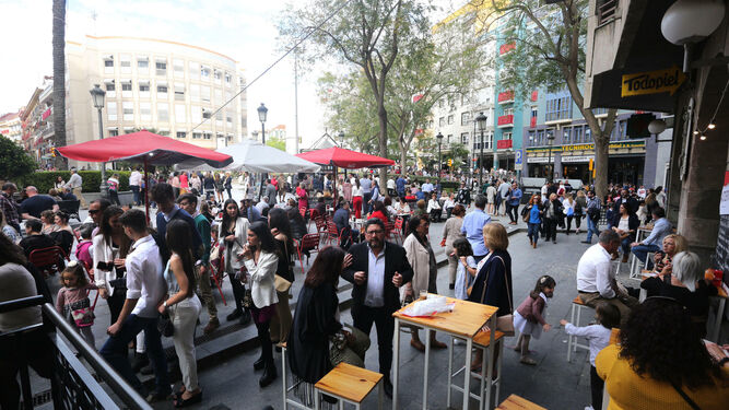 Decenas de personas llenas los bares en la jornada del Domingo de Ramos.