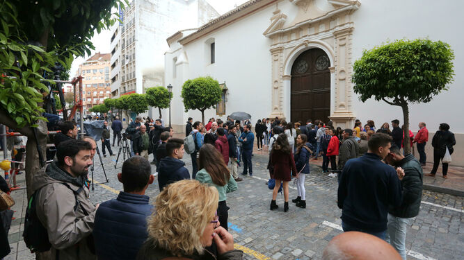 Personas congregadas ante la puerta de la Concepción.