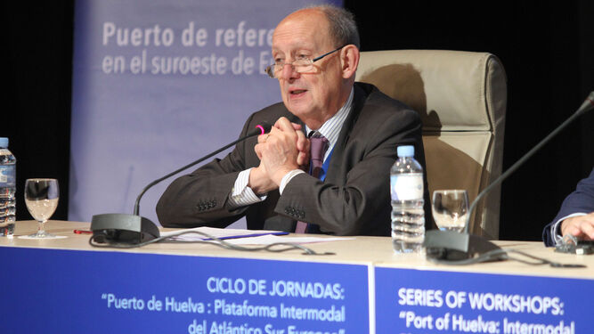 El coordinador del Corredor Atlántico, Carlo Secchi, en su visita a Huelva el pasado mes de octubre.