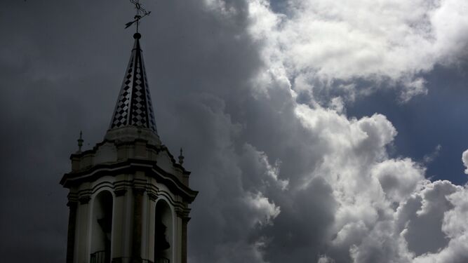 Nubes sobre el campanario de la iglesia de San Pedro.