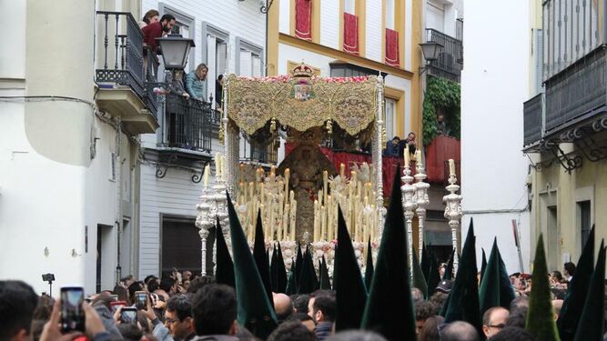 La Esperanza Macarena entrando en la plaza del Cristo de Burgos