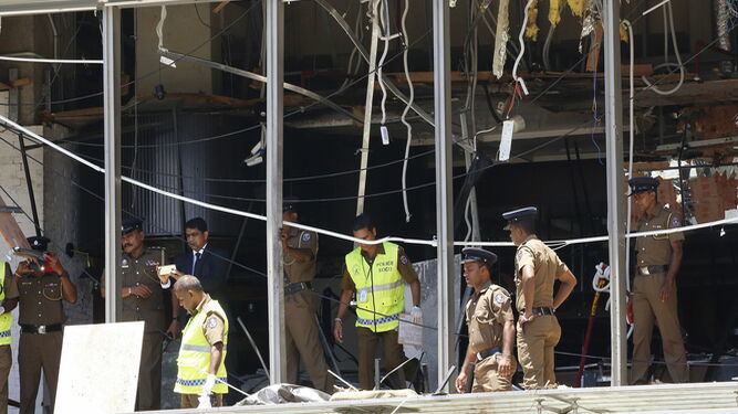 La Policía examina el escenario de una de las explosiones acaecidas en Sri Lanka este Domingo de Resurrección.