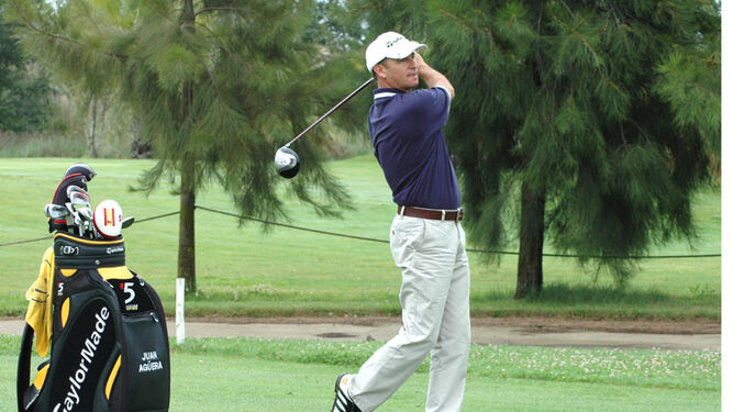 Juan Agüera, jugando al golf en Isla Canela.