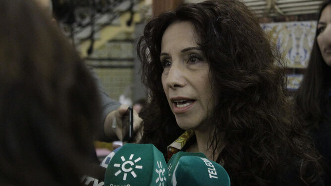 Rocío Ruiz atiende a los medios ayer en Huelva.