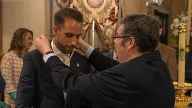 Juan Ignacio Reales impone la medalla a José Manuel Medina