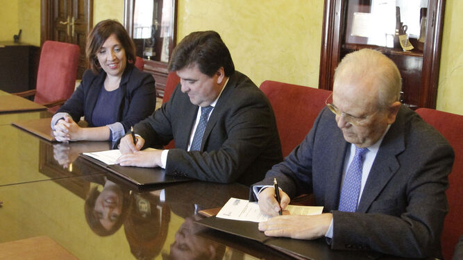 Firma del convenio de colaboración entre el Ayuntamiento de Huelva y la Asociación Resurgir.
